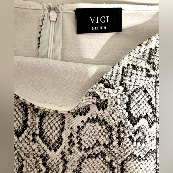 Vici brand white, grey & black snakeskin print mini skirt with slit size Medium - Picture 10 of 14